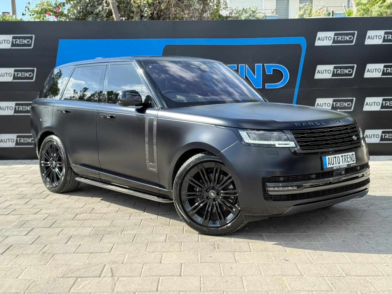 2023 Land Rover Range Rover - view 1