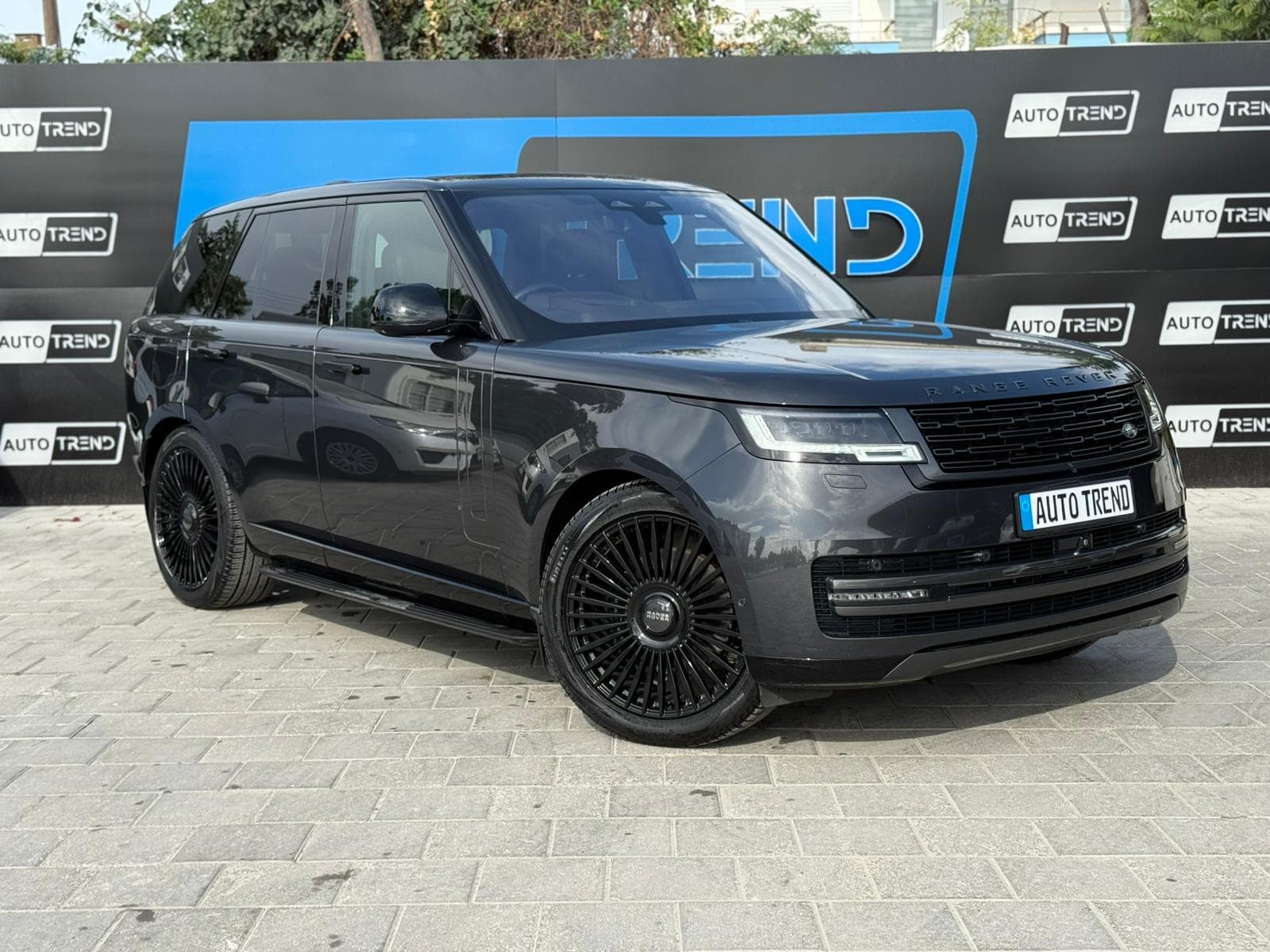 2023 Land Rover Range Rover - view 1