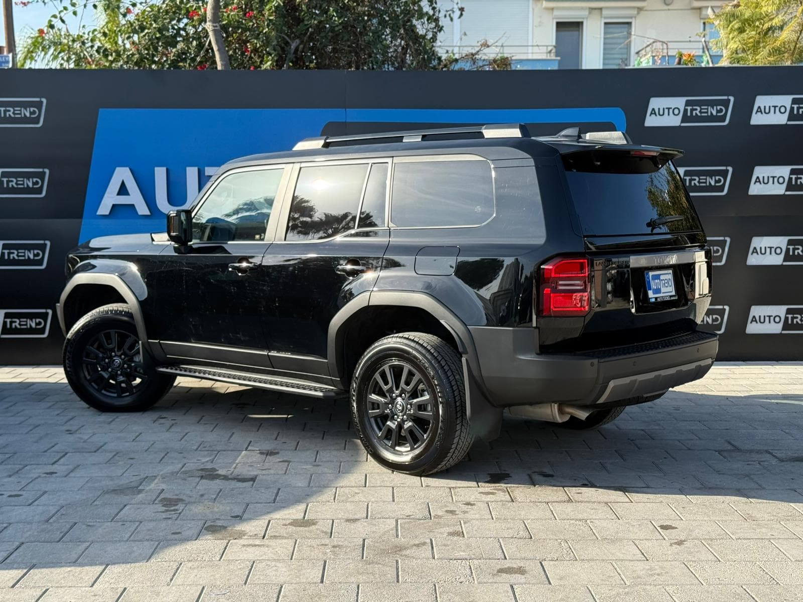 2025 Toyota Land Cruiser - view 1